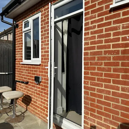Luxury Ensuite In Crayford Dartford Bexley London With Full Kitchen And Side Garden Alleyway Entrance * Erith