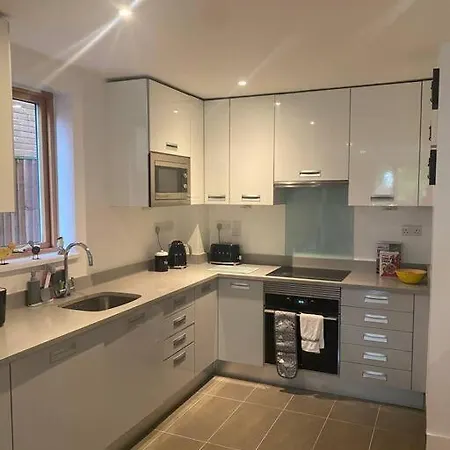 Lovely And Spacious Wimbledon Flat *
