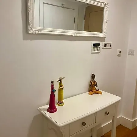 Lovely And Spacious Wimbledon Flat *
