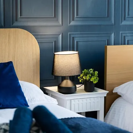 Luxury 4beds West London-mobilerateoffers-zone1-family-tourist-weekly-wifi-sleeps7-netflix! Apartment *
