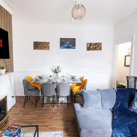 Luxury 4beds West London-mobilerateoffers-zone1-family-tourist-weekly-wifi-sleeps7-netflix! Apartment *