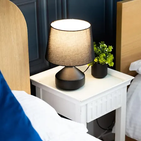 Luxury 4beds West London-mobilerateoffers-zone1-family-tourist-weekly-wifi-sleeps7-netflix! * London
