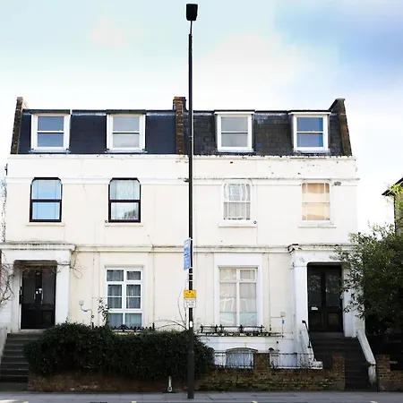 Luxury 4beds West London-mobilerateoffers-zone1-family-tourist-weekly-wifi-sleeps7-netflix!