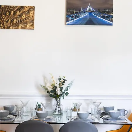 Luxury 4beds West London-mobilerateoffers-zone1-family-tourist-weekly-wifi-sleeps7-netflix!