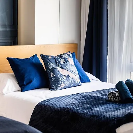 Luxury 4beds West London-mobilerateoffers-zone1-family-tourist-weekly-wifi-sleeps7-netflix! Apartment *