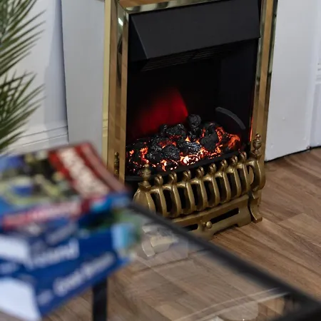 Luxury 4beds West London-mobilerateoffers-zone1-family-tourist-weekly-wifi-sleeps7-netflix! Apartment London