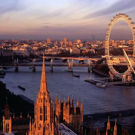 Apartment Luxury 4beds West London-mobilerateoffers-zone1-family-tourist-weekly-wifi-sleeps7-netflix! London