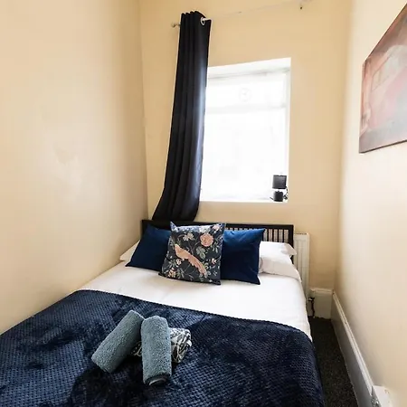 Luxury 4beds West London-mobilerateoffers-zone1-family-tourist-weekly-wifi-sleeps7-netflix! *