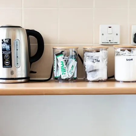 Apartment Luxury 4beds West London-mobilerateoffers-zone1-family-tourist-weekly-wifi-sleeps7-netflix!
