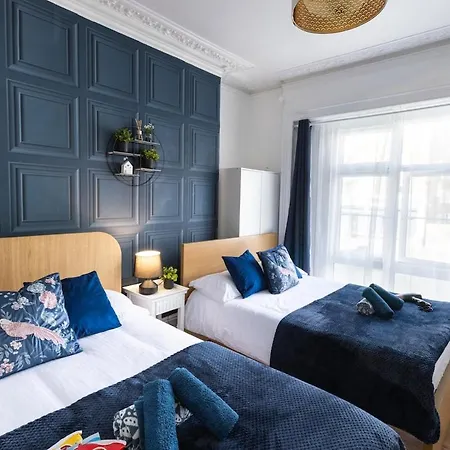 Luxury 4beds West London-mobilerateoffers-zone1-family-tourist-weekly-wifi-sleeps7-netflix! Apartment *