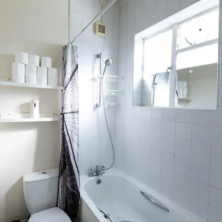 Luxury 4beds West London-mobilerateoffers-zone1-family-tourist-weekly-wifi-sleeps7-netflix! Apartment