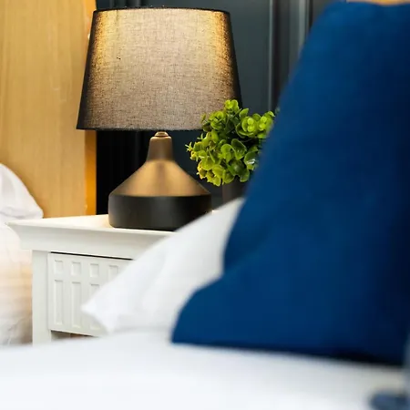 Apartment Luxury 4beds West London-mobilerateoffers-zone1-family-tourist-weekly-wifi-sleeps7-netflix! *