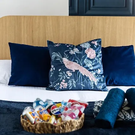Apartment Luxury 4beds West London-mobilerateoffers-zone1-family-tourist-weekly-wifi-sleeps7-netflix! London
