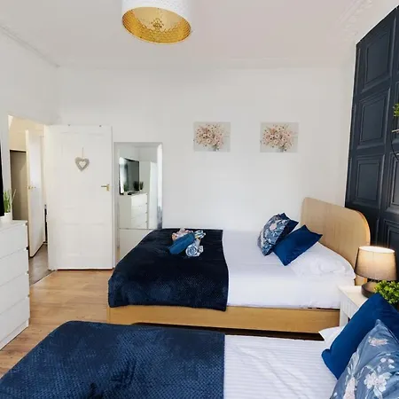 Luxury 4beds West London-mobilerateoffers-zone1-family-tourist-weekly-wifi-sleeps7-netflix!