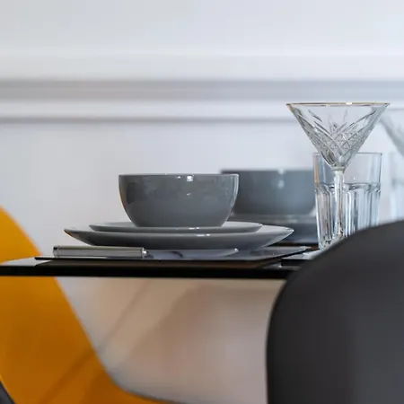 Luxury 4beds West London-mobilerateoffers-zone1-family-tourist-weekly-wifi-sleeps7-netflix! Apartment London