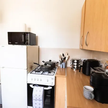 Apartment Luxury 4beds West London-mobilerateoffers-zone1-family-tourist-weekly-wifi-sleeps7-netflix!