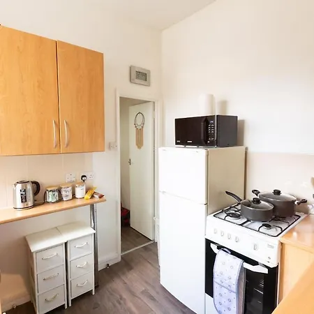 Apartment Luxury 4beds West London-mobilerateoffers-zone1-family-tourist-weekly-wifi-sleeps7-netflix! *