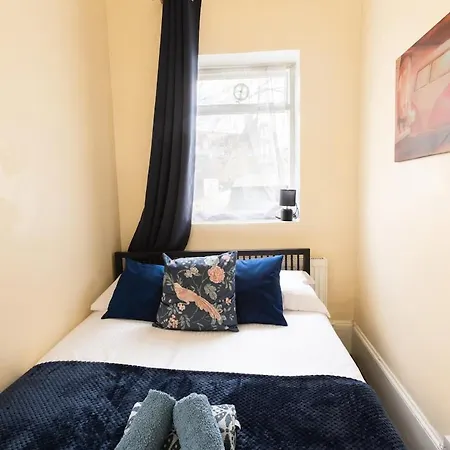Luxury 4beds West London-mobilerateoffers-zone1-family-tourist-weekly-wifi-sleeps7-netflix! London
