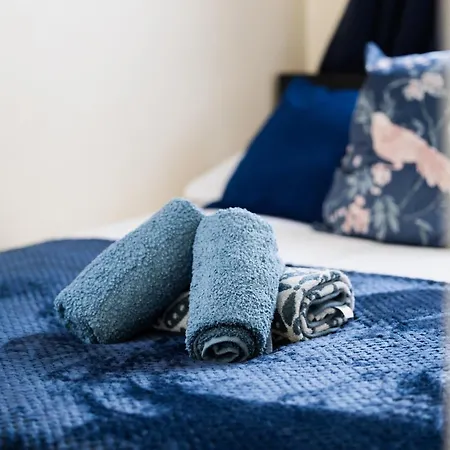Luxury 4beds West London-mobilerateoffers-zone1-family-tourist-weekly-wifi-sleeps7-netflix! * London
