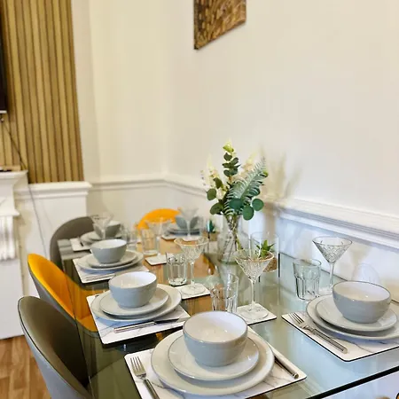 Luxury 4beds West London-mobilerateoffers-zone1-family-tourist-weekly-wifi-sleeps7-netflix! *