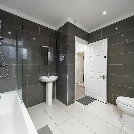 דירה Space And Comfort, 5 Mins Walk To Tube Station, Shops Easy Access To Excel, O2 Arena And Airport, Free Parking
