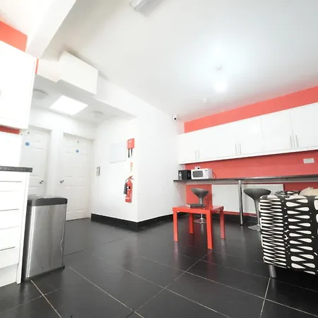 Alloggio in famiglia The Great Airport Place-private Bedrooms With Private Bathroom-1 Bus To Heathrow Airport-5 Minutes By Car- Helpful Advice From Our Team