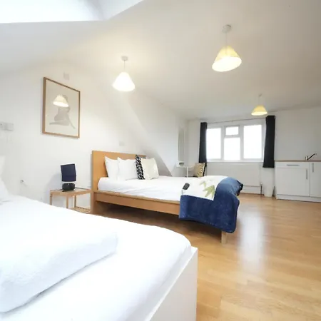 The Great Airport Place-private Bedrooms With Private Bathroom-1 Bus To Heathrow Airport-5 Minutes By Car- Helpful Advice From Our Team