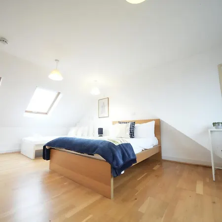 The Great Airport Place-private Bedrooms With Private Bathroom-1 Bus To Heathrow Airport-5 Minutes By Car- Helpful Advice From Our Team Alloggio in famiglia *