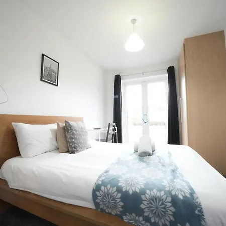 The Great Airport Place-private Bedrooms With Private Bathroom-1 Bus To Heathrow Airport-5 Minutes By Car- Helpful Advice From Our Team * Harmondsworth