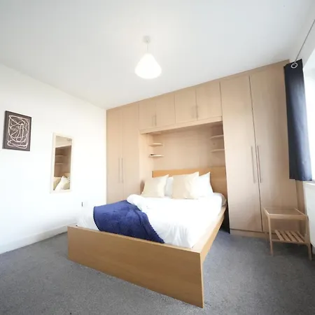 The Great Airport Place-private Bedrooms With Private Bathroom-1 Bus To Heathrow Airport-5 Minutes By Car- Helpful Advice From Our Team Alloggio in famiglia Harmondsworth