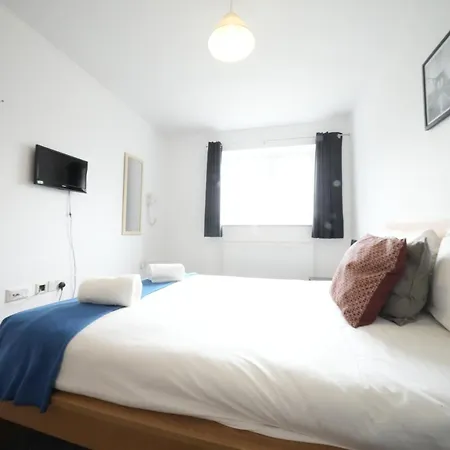 The Great Airport Place-private Bedrooms With Private Bathroom-1 Bus To Heathrow Airport-5 Minutes By Car- Helpful Advice From Our Team *