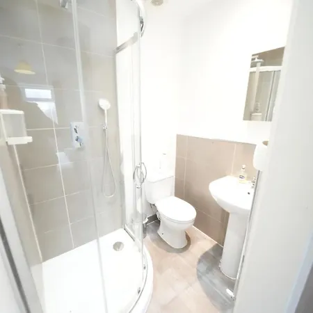 The Great Airport Place-private Bedrooms With Private Bathroom-1 Bus To Heathrow Airport-5 Minutes By Car- Helpful Advice From Our Team