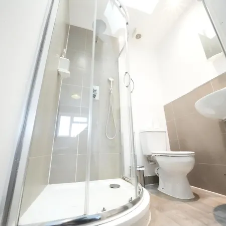 The Great Airport Place-private Bedrooms With Private Bathroom-1 Bus To Heathrow Airport-5 Minutes By Car- Helpful Advice From Our Team *