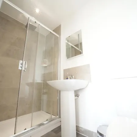 The Great Airport Place-private Bedrooms With Private Bathroom-1 Bus To Heathrow Airport-5 Minutes By Car- Helpful Advice From Our Team