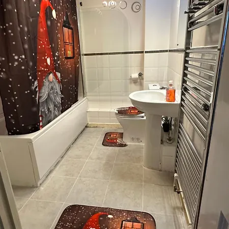 2 Bed 2 Bath - Free Parking - 3min Walk To The Train Station - 19min To Liverpool Street 5min To Victoria Line 1gb Broadband Super Fast Internet Ground Floor 100s Of Shops Restaurants Bakeries 24-hour Asda Superst Apartamento *