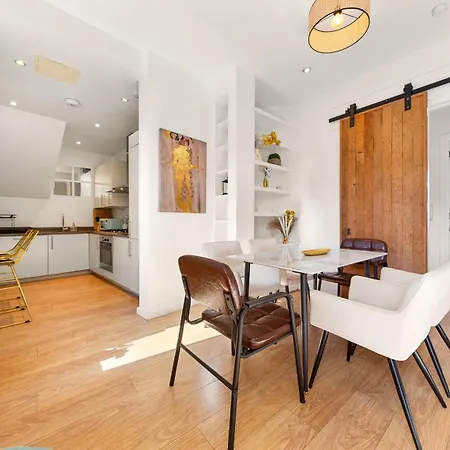 Designer Victorian Flat With Large Terrace *
