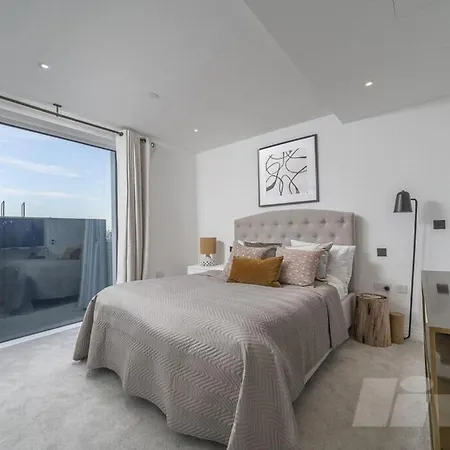 Tower Retreat - Modern 2 Bedroom Apartment *