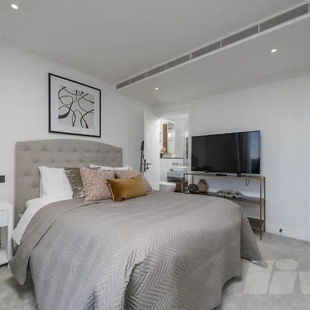 Apartment Tower Retreat - Modern 2 Bedroom London
