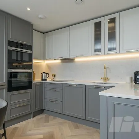 Tower Retreat - Modern 2 Bedroom Apartment *