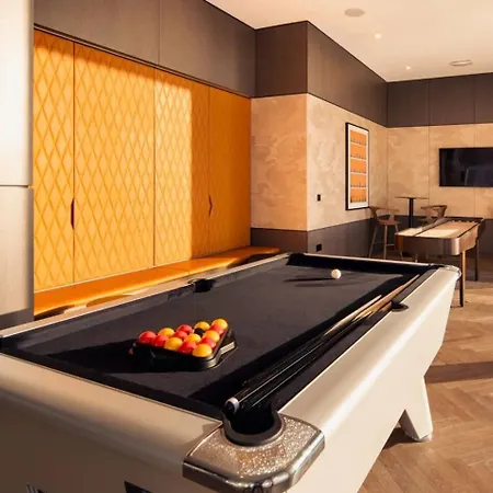 Canary Wharf - Newfoundland Luxury