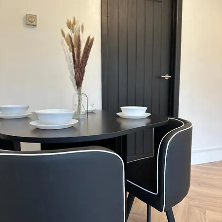 2 Bedroom Flat By Bridge & The Shard Лондон