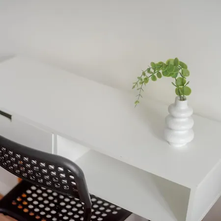 Hale Lodge, Comfy For Families And Contractors Holiday home London