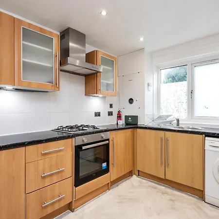 Holiday home Hale Lodge, Comfy For Families And Contractors London