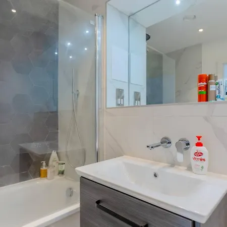 Stylish 2 Bed Flat In Battersea With Private Balcony * London