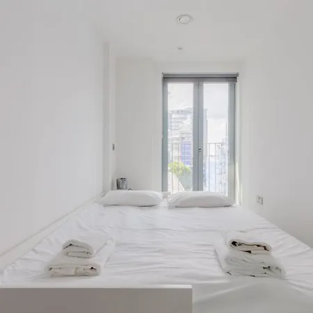 Stylish 2 Bed Flat In Battersea With Private Balcony