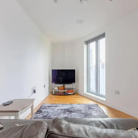 Stylish 2 Bed Flat In Battersea With Private Balcony Apartman
