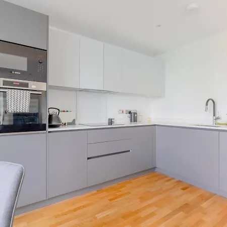 Stylish 2 Bed Flat In Battersea With Private Balcony *