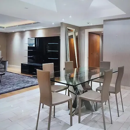 דירה A Spacious Lateral Two Bedroom Two Bathroom Surbiton