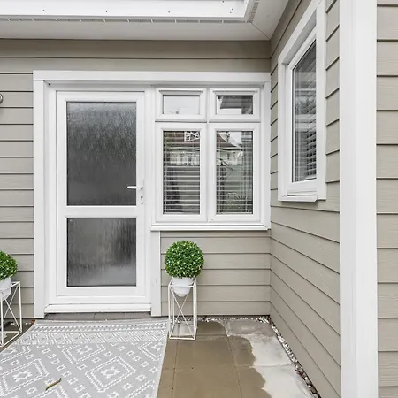 New! Modern 1-br House With Patio & Hottub , Chiswick 公寓 *