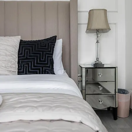 New! Modern 1-br House With Patio & Hottub , Chiswick * 伦敦